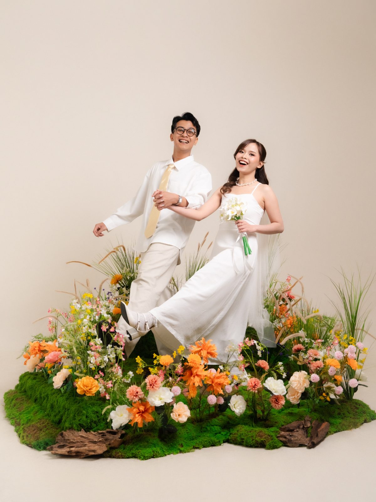 Momen prewedding di Surabaya — sesi Spring Blossom di taman bunga dalam studio Chapter 24, foto 22 dari 80