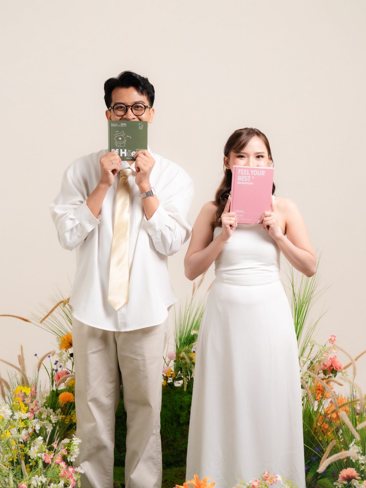 Sesi foto prewedding di Surabaya dengan konsep Spring Blossom — taman bunga musim semi di Chapter 24 Studio, foto 34 dari 80