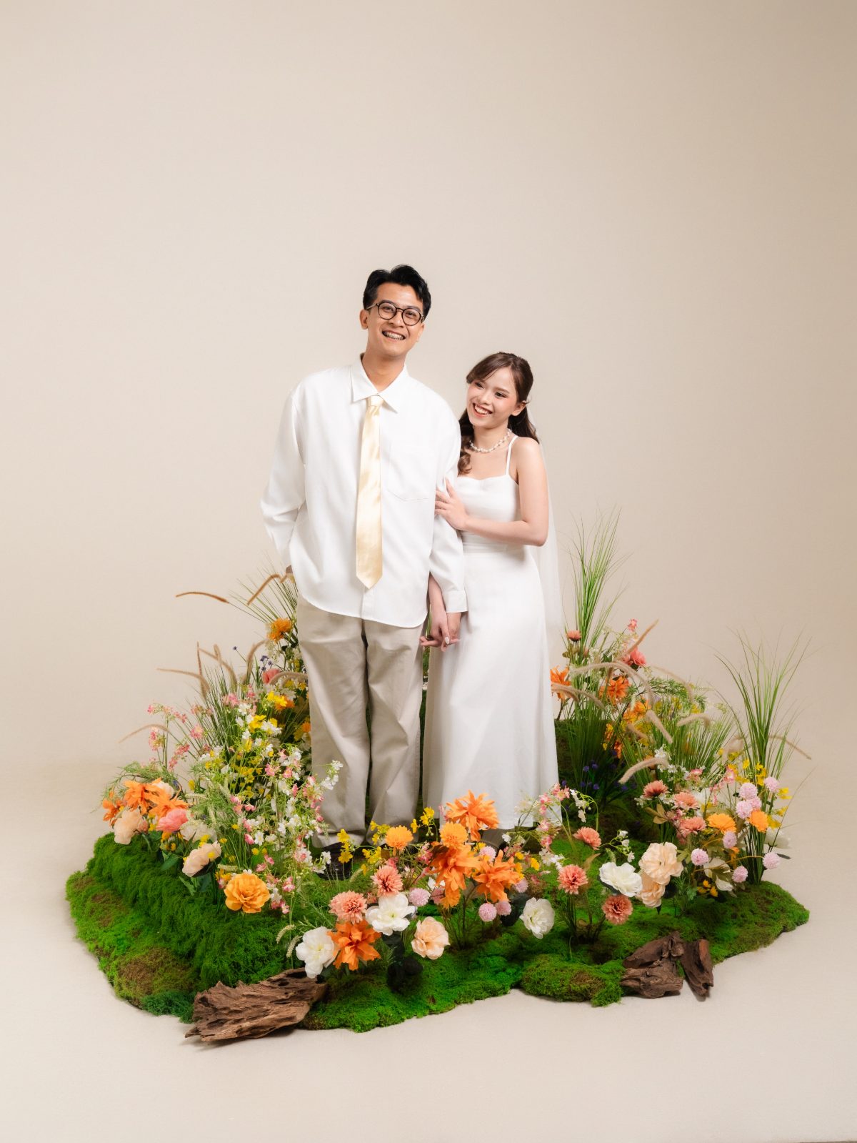 Pasangan pada sesi foto prewedding di Surabaya — set taman bunga Spring Blossom dalam studio, cahaya sore, foto 11 dari 80