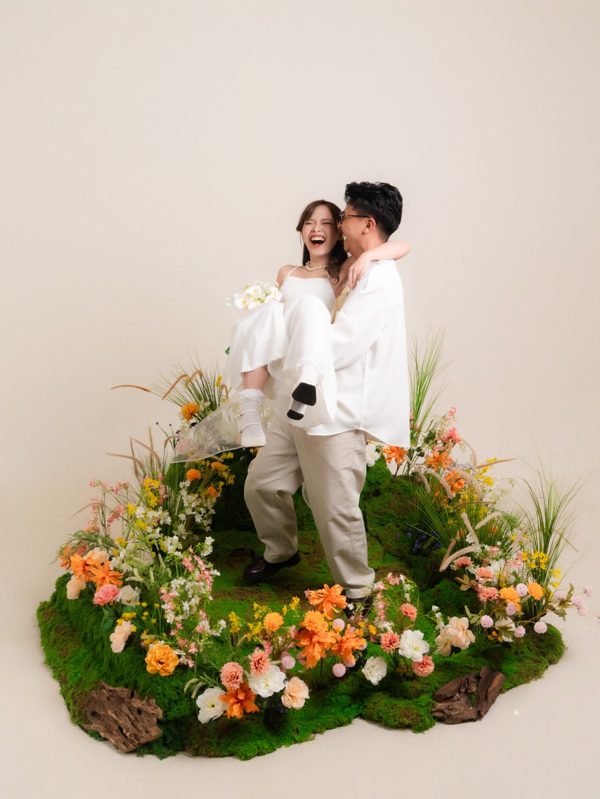 Foto pasangan prewedding di Surabaya, konsep Spring Blossom dengan cahaya sore hangat di studio — foto 39 dari 80