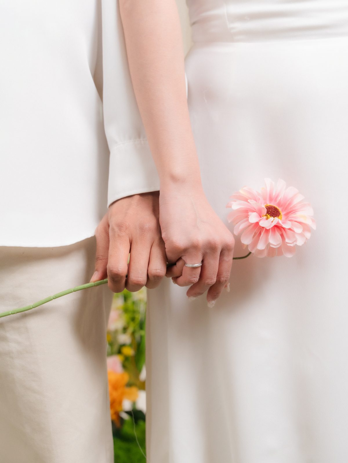 Sesi foto prewedding di Surabaya dengan konsep Spring Blossom — taman bunga musim semi di Chapter 24 Studio, foto 42 dari 80