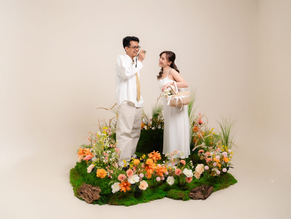 Pasangan pada sesi foto prewedding di Surabaya — set taman bunga Spring Blossom dalam studio, cahaya sore, foto 27 dari 80