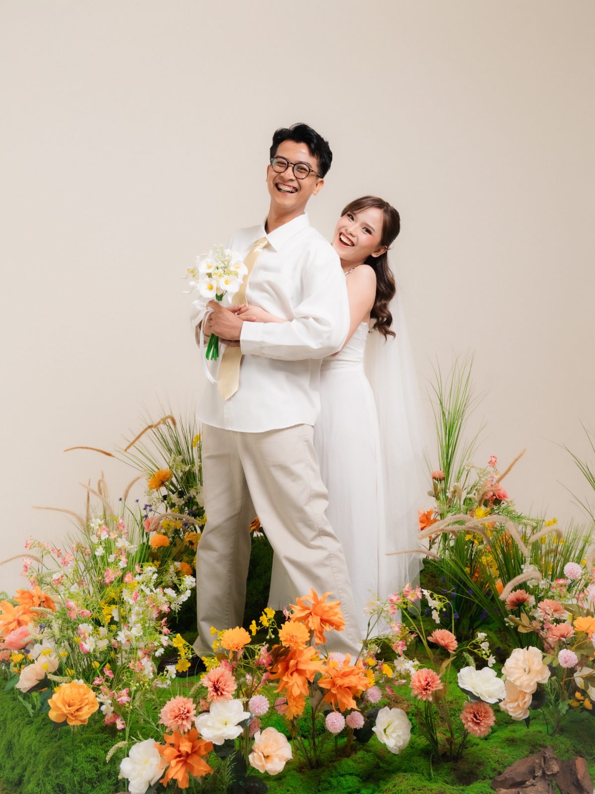Foto pasangan prewedding di Surabaya, konsep Spring Blossom dengan cahaya sore hangat di studio — foto 7 dari 80
