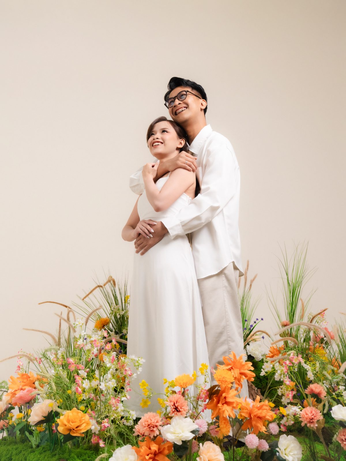 Foto prewedding di Surabaya — konsep Spring Blossom, pasangan di taman bunga dalam studio Chapter 24 (foto 1 dari 80)